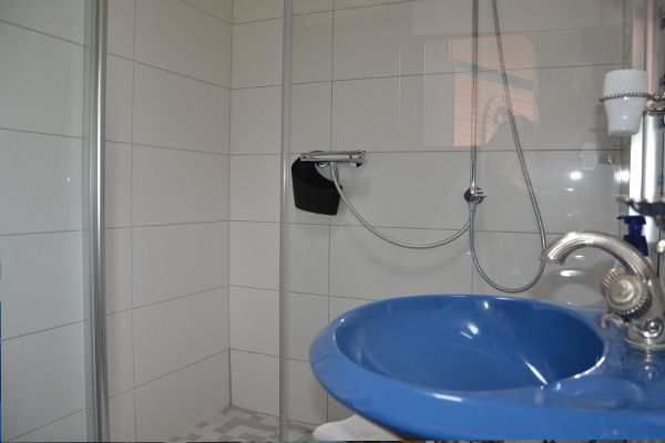 Badezimmer mit zwei Waschbecken