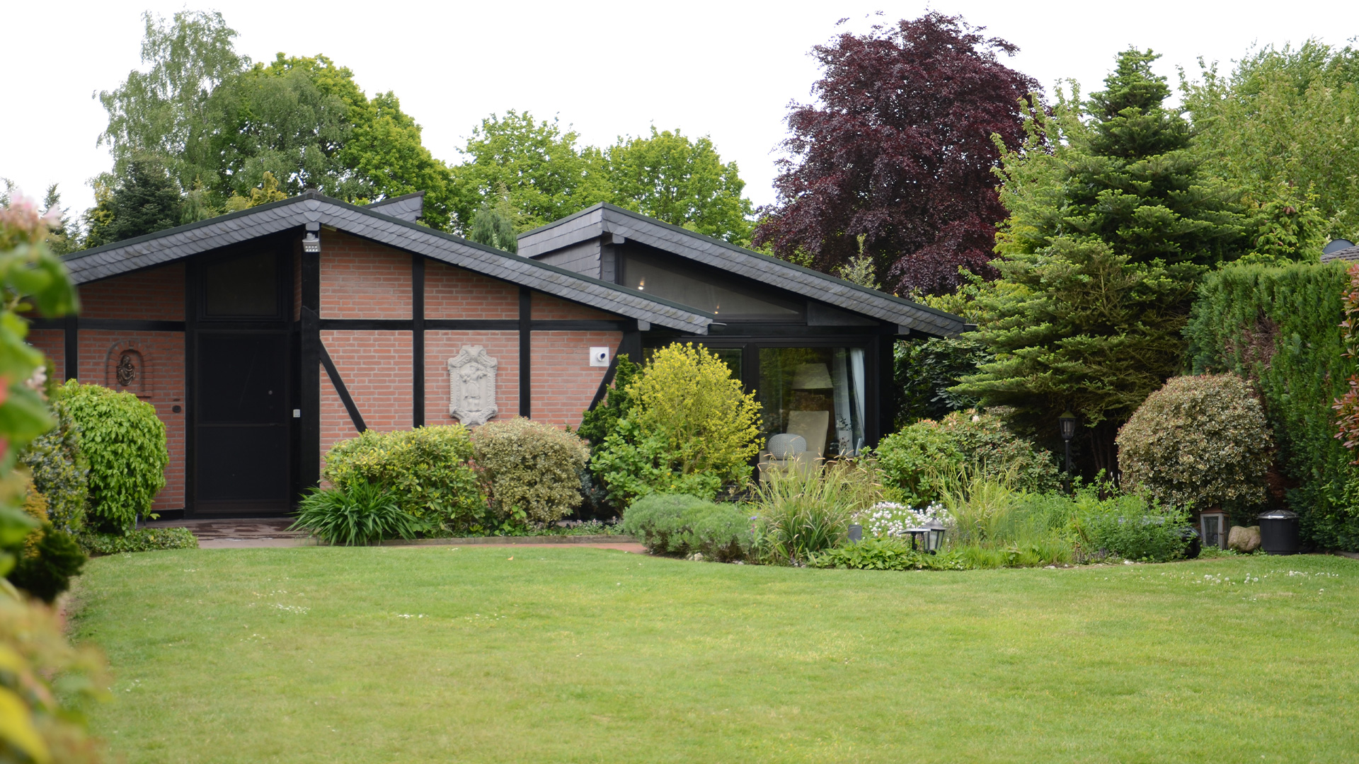Das Ferienhaus Auenland, freistehend im großen Garten