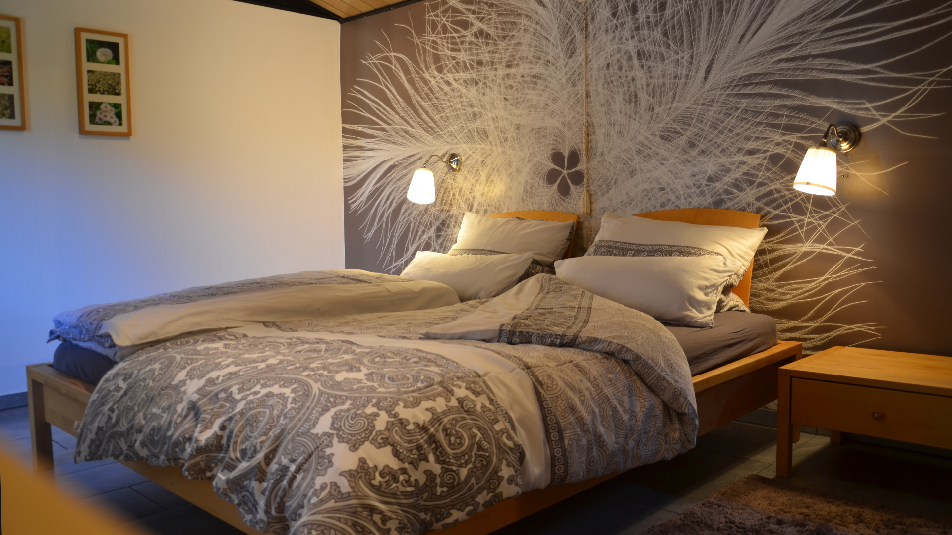 Großes Schlafzimmer mit Doppelbett